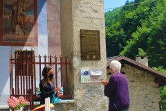 I-due-Einaudi-applaudono-in-onore-della-targa