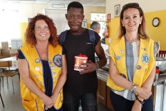 Il Presidente Pistone e la segretaria del Club Marta Ferrero con uno dei fortunati vincitori, con in mano il premio guadagnato (per la cronaca...all'interno della scatola non c'erano cioccolatini bensì un bell'orologio)