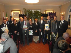 LC Racconigi - Foto di gruppo nuovi soci con il Governatore e con i soci presentatori